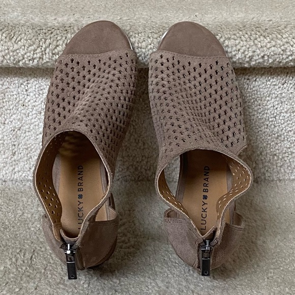 LUCKY BRAND LP- “NACRIA”PERFORATED/OPEN TOED / SUEDE SHOES /TAN / 8M/ EUC. - Picture 6 of 6